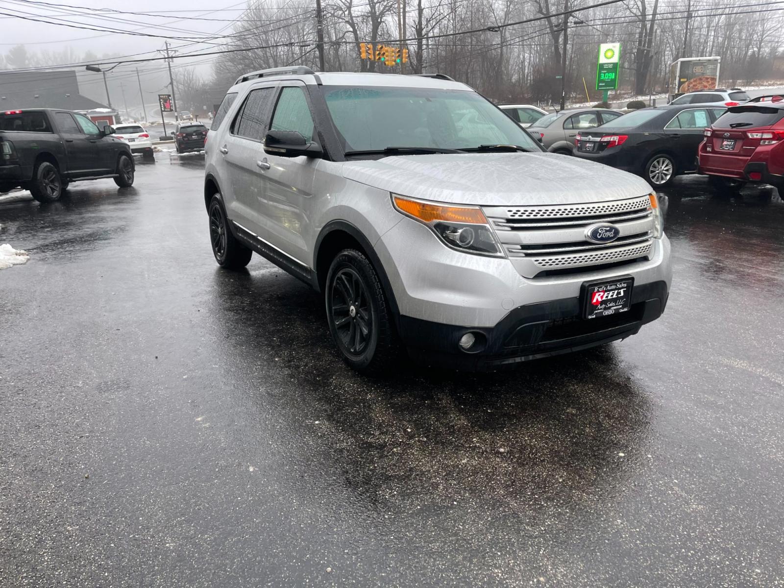 2013 Silver /Black Ford Explorer XLT 4WD (1FM5K8D84DG) with an 3.5L V6 DOHC 24V engine, 6-Speed Automatic transmission, located at 547 E. Main St., Orwell, OH, 44076, (440) 437-5893, 41.535435, -80.847855 - This 2013 Ford Explorer XLT with the 4WD option is powered by a 3.5-liter V6 engine paired with a 6-speed automatic transmission and comes equipped with a tow package capable of pulling up to 5,000 pounds, making it suitable for various towing needs. The inclusion of tri-zone automatic climate contr - Photo #2
